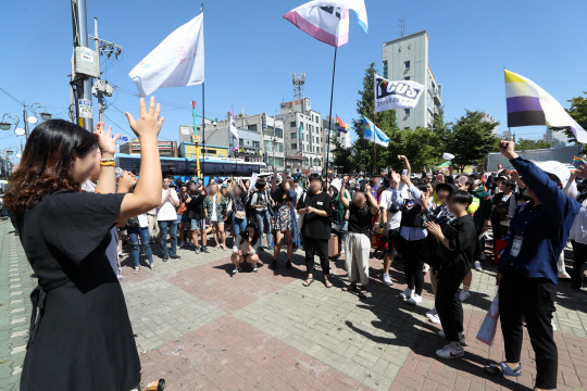 퀴어축제 강행하는 성 소수자 단체  제1회 인천퀴어문화축제가 열린 8일 오전 인천시 동구 동인천역 북광장에서 성 소수자 단체 회원들이 연대발언을 하고 있다. 2018.9.8